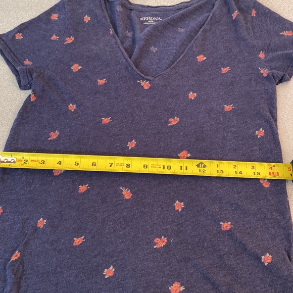 Merona - deep v-neck ladies tee. Size M - Picture 7 of 8